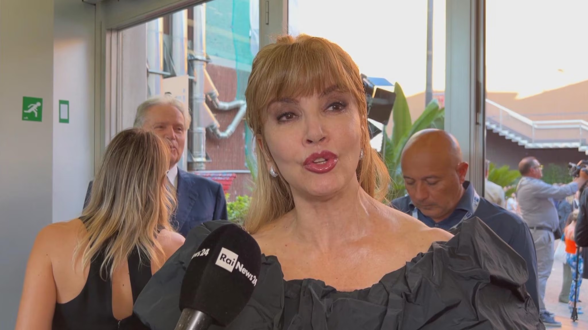 “MI VIENE DA RIDERE”: MILLY CARLUCCI SCATENATA CONTRO LE CRITICHE DI CERTI GIORNALISTI “MI VIENE DA RIDERE”: MILLY CARLUCCI SCATENATA CONTRO LE CRITICHE DI CERTI GIORNALISTI