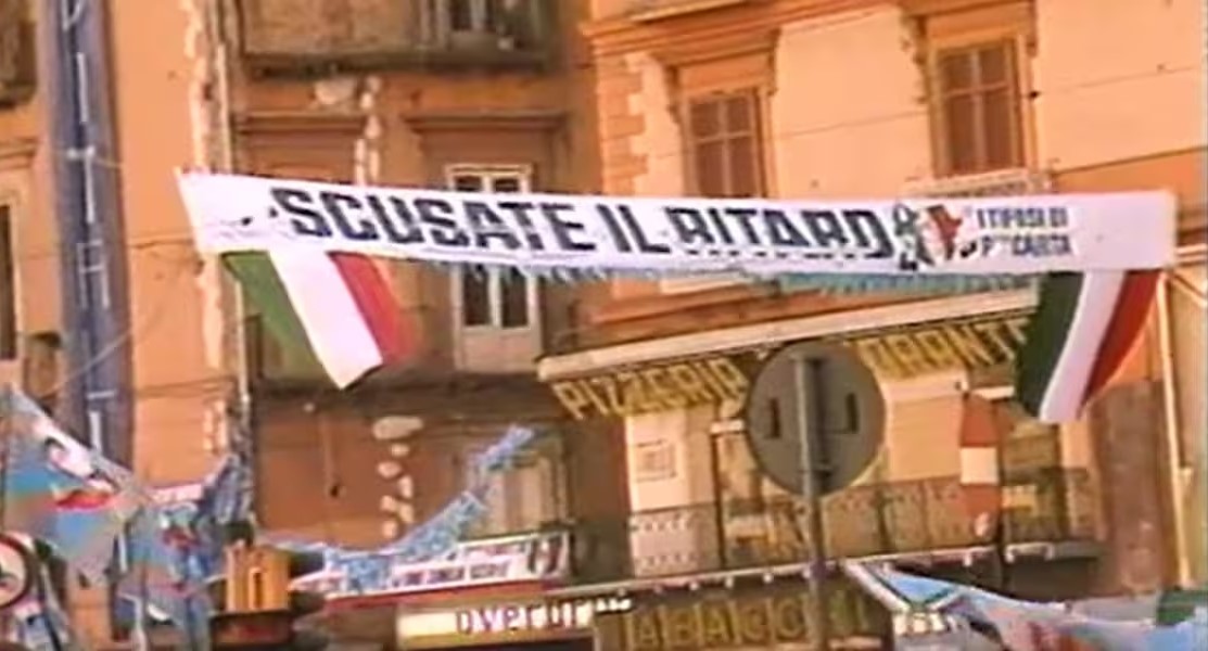 SFILATA SCUDETTO NAPOLI SU RAI2: DE MARTINO SUL BUS, RIVOLTA TIFOSI JUVE. NOI CHI SIAMO?