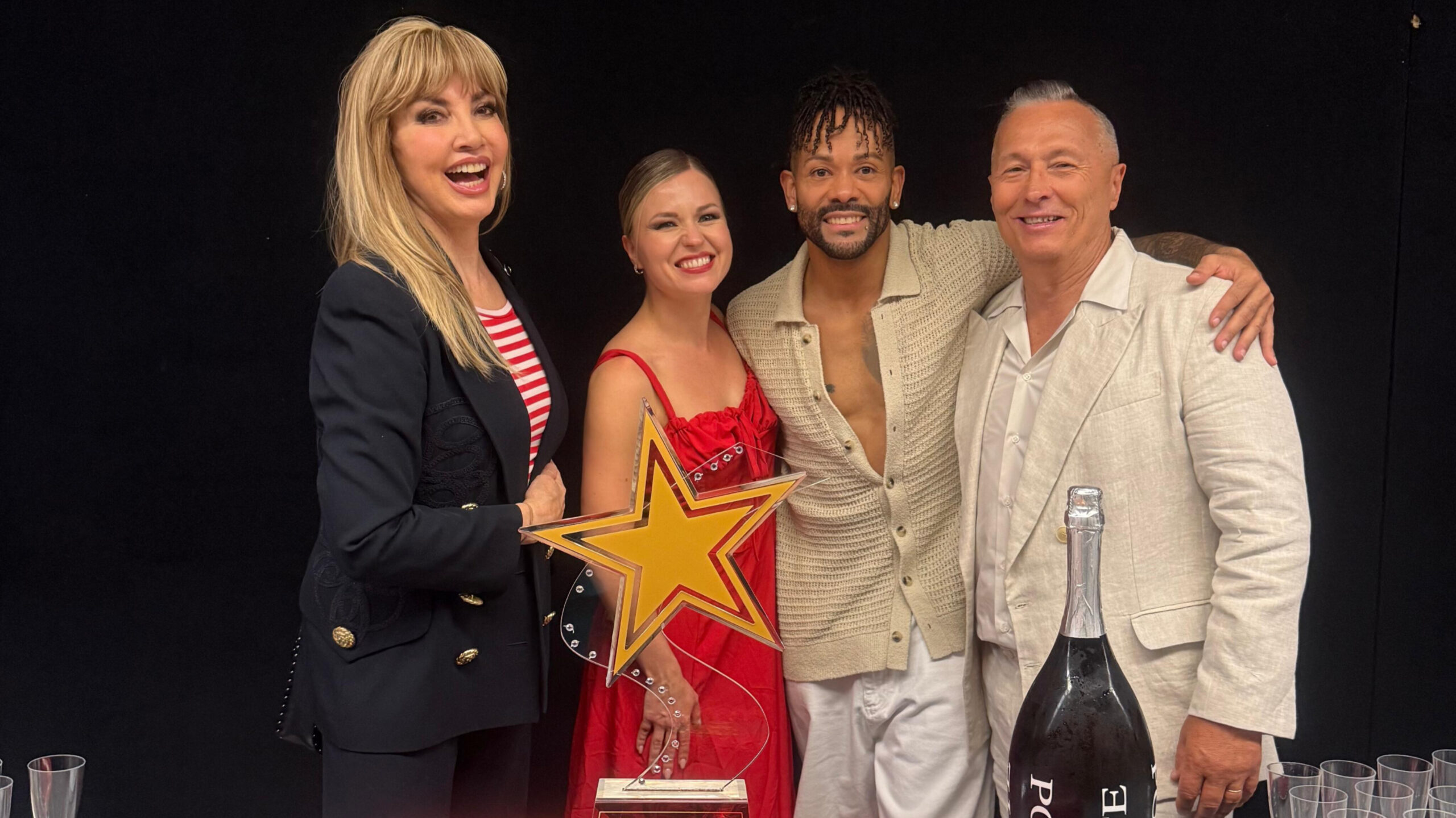 SOGNANDO BALLANDO CON LE STELLE: CHIQUITO E IL DOPPIO FESTEGGIAMENTO NEL BACKSTAGE SOGNANDO BALLANDO CON LE STELLE: CHIQUITO E IL DOPPIO FESTEGGIAMENTO NEL BACKSTAGE