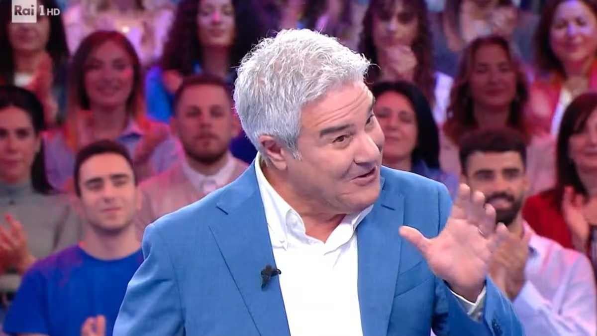 DIRETTORE TG1 RASSICURATO SU ASCOLTI INSEGNO E LA FRECCIATA A “UNO CHE ROSICA SEMPRE” DIRETTORE TG1 RASSICURATO SU ASCOLTI INSEGNO E LA FRECCIATA A “UNO CHE ROSICA SEMPRE”