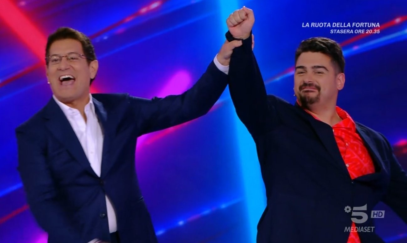 SARABANDA, ENRICO PAPI MANDA NEL PANICO “X” LANCIANDO UN ALERT