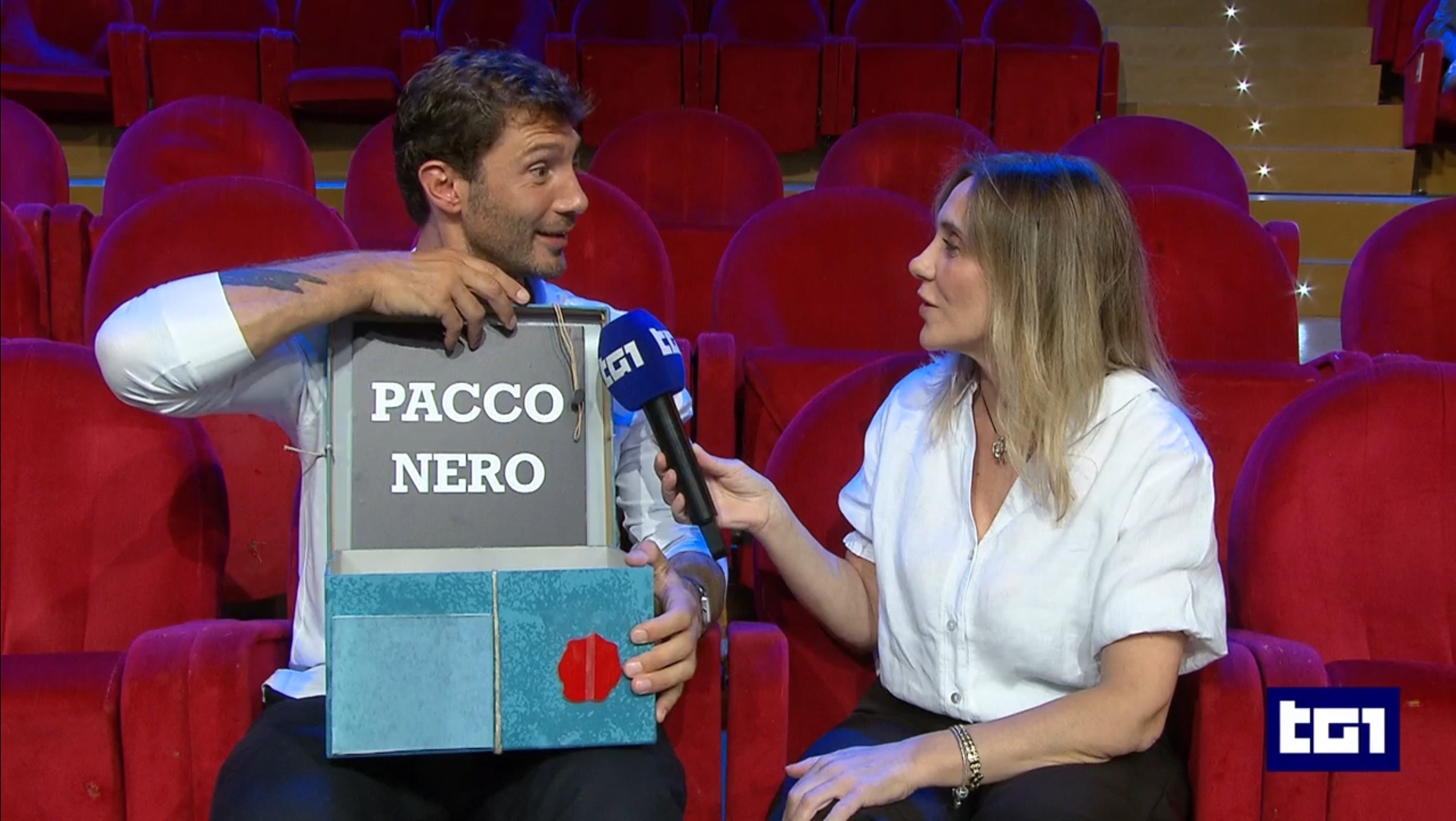 AFFARI TUOI: DE MARTINO TIRA FUORI IL PACCO NERO CONTRO SCOTTI. LA SFIDA È APERTA