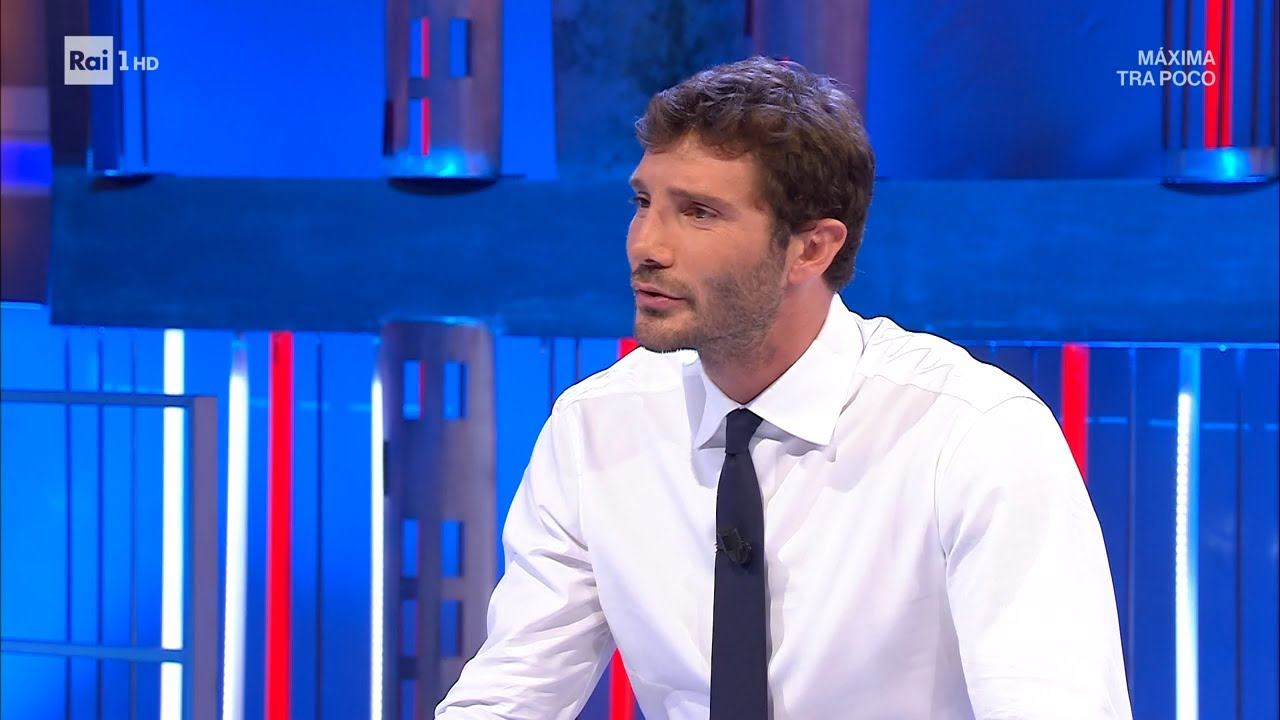 “LASCIAMI O TI SPARO”: DE MARTINO DERUBATO A MILANO CON IL TRUCCO DELLO SPECCHIETTO