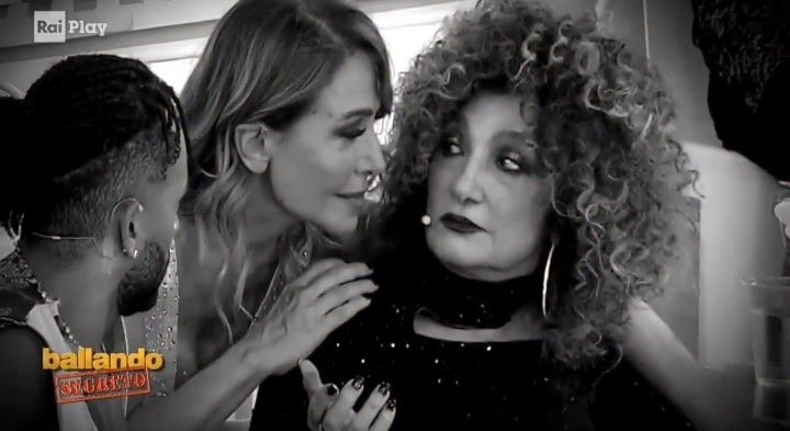 BARBARA D’URSO FULMINA MARCELLA BELLA CHE PARLA DI VOTI DATI A CASO DALLA GIURIA BARBARA D’URSO FULMINA MARCELLA BELLA CHE PARLA DI VOTI DATI A CASO DALLA GIURIA