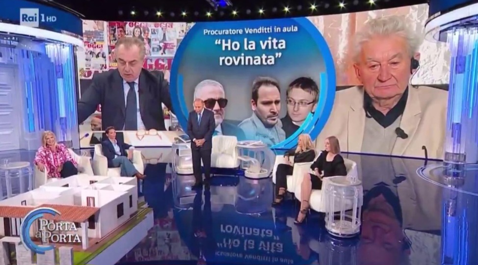 RAI1, VESPA PERDE IL CONTROLLO: “VEDE QUALCUNO BALLARE O APRIRE PACCHI?” RAI1, VESPA PERDE IL CONTROLLO: “VEDE QUALCUNO BALLARE O APRIRE PACCHI?”