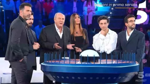 THIS IS ME INCONTRA LA RUOTA DELLA FORTUNA: CANALE 5 RISCOPRE IL GIOCO DI SQUADRA THIS IS ME INCONTRA LA RUOTA DELLA FORTUNA: CANALE 5 RISCOPRE IL GIOCO DI SQUADRA