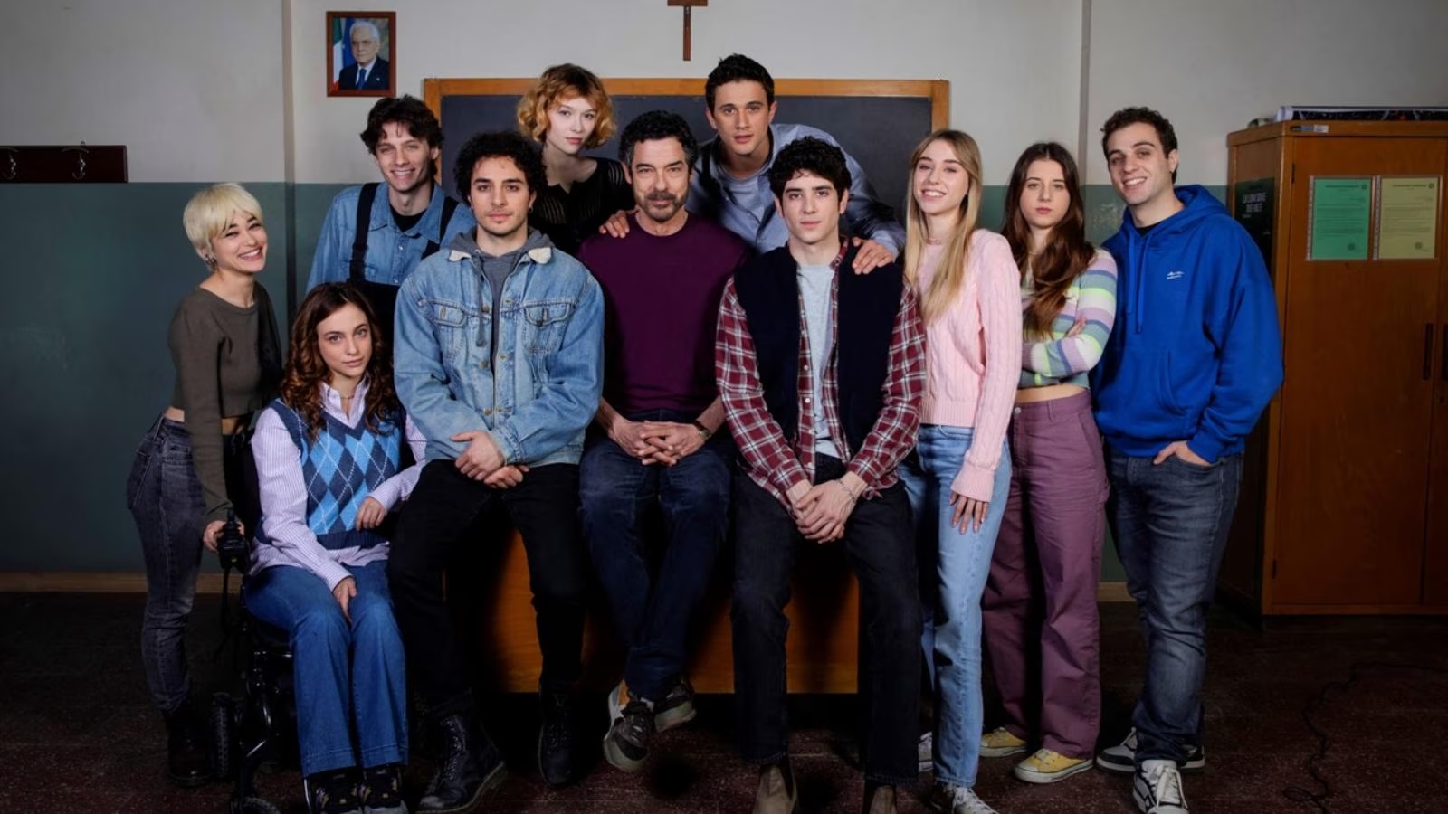 PALINSESTI 16 22 NOVEMBRE 2025: UN PROFESSORE 3, DOPPIO RICCIARDI E TANTO SPORT PALINSESTI 16 22 NOVEMBRE 2025: UN PROFESSORE 3, DOPPIO RICCIARDI E TANTO SPORT