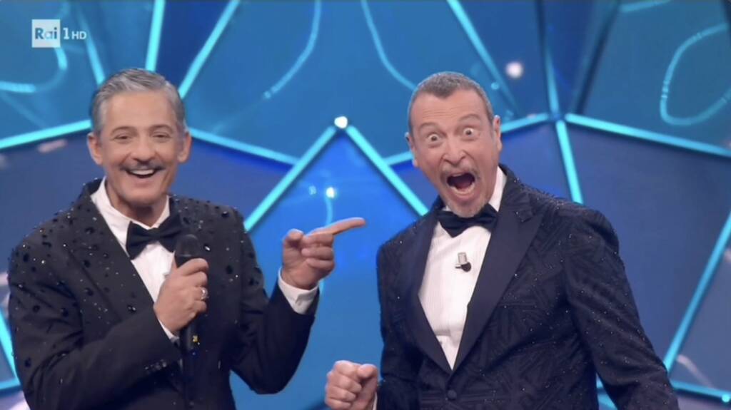 AMADEUS VERSO IL GRANDE RIENTRO SU RAI1 CON LA BENEDIZIONE DI FIORELLO