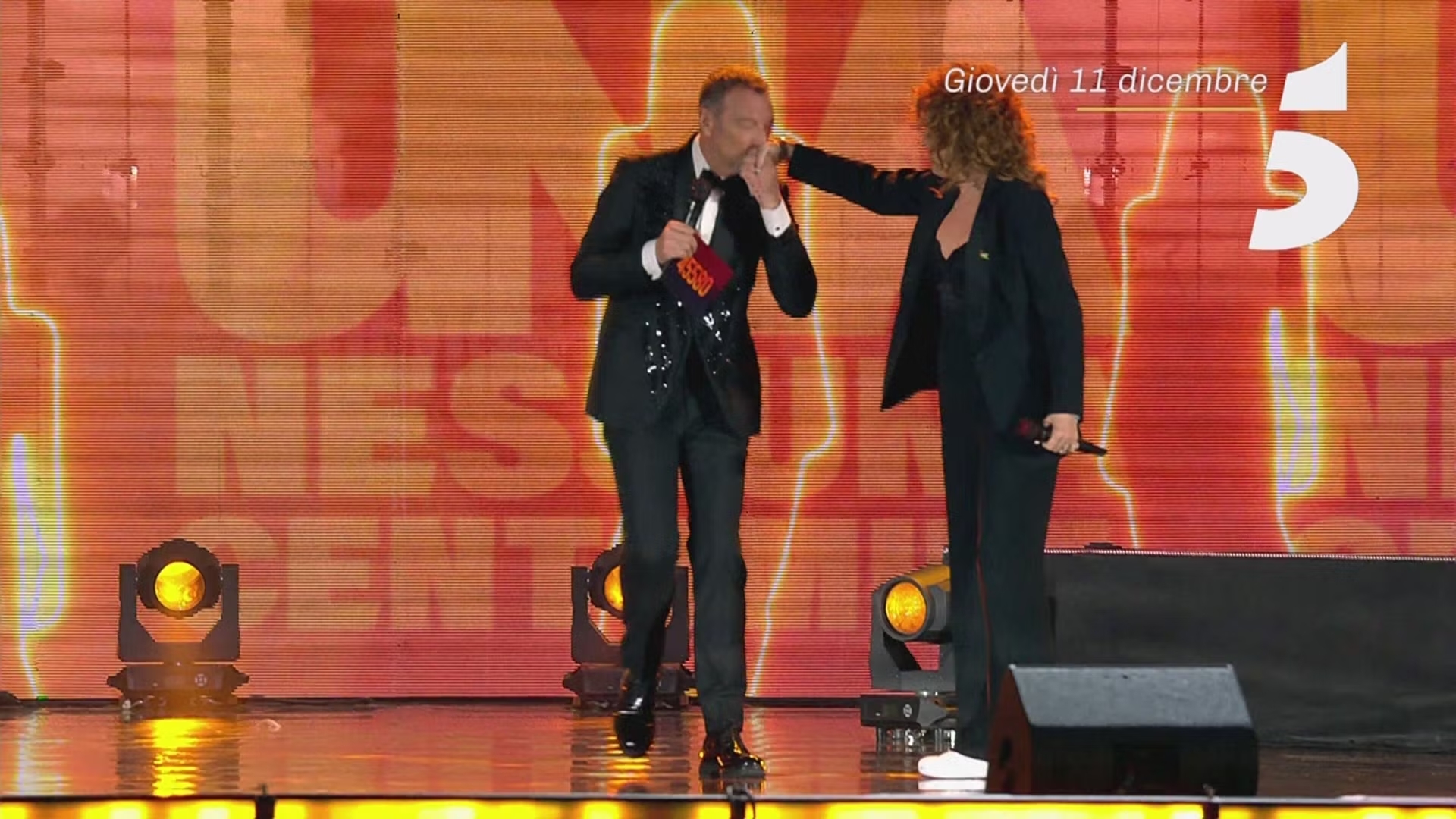 UNA NESSUNA CENTOMILA: PROVE GENERALI PER IL RITORNO DI AMADEUS SU CANALE 5? UNA NESSUNA CENTOMILA: PROVE GENERALI PER IL RITORNO DI AMADEUS SU CANALE 5?