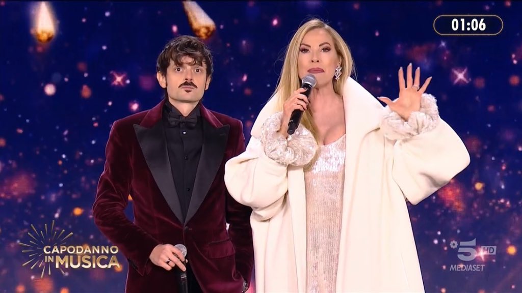 ASCOLTI TV 31 DICEMBRE 2025: VINCE L’ANNO CHE VERRÀ (35,5%) CHE BATTE ANCHE LA RUOTA (29,9% VS 29,4%), OTTIMO IL CAPODANNO IN MUSICA (28,2%), MATTARELLA A RETI UNIFICATE OLTRE IL 75% ASCOLTI TV 31 DICEMBRE 2025: VINCE L’ANNO CHE VERRÀ (35,5%) CHE BATTE ANCHE LA RUOTA (29,9% VS 29,4%), OTTIMO IL CAPODANNO IN MUSICA (28,2%), MATTARELLA A RETI UNIFICATE OLTRE IL 75%