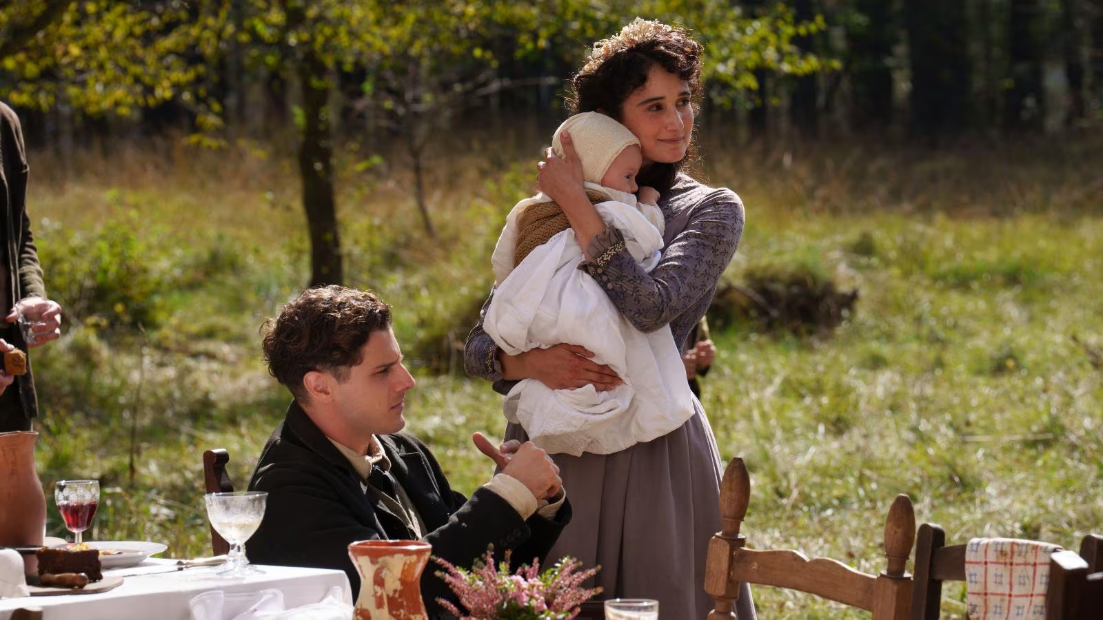 PRIMA DI NOI: LA SERIE EVENTO DI RAI1 TRA SAGA FAMIGLIARE E AFFRESCO DELLA NAZIONE